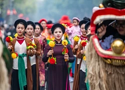 Hàng trăm người mặc cổ phục, tái hiện Tết Hà Nội xưa qua nhiều tuyến phố: Cảnh tượng đẹp giữa thủ đô khiến ai cũng phải trầm trồ!