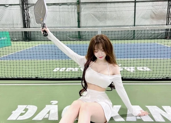 Hot girl Pickleball sở hữu vòng eo siêu thực, fan nam khẳng định "top 1" trend váy băng keo