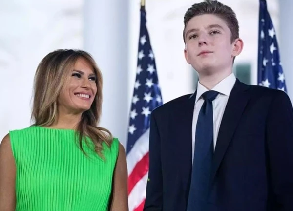 'Hoàng tử' Barron Trump gây sốt trong lễ nhậm chức của cha