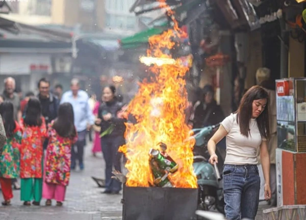 Lo cháy nhà khi hàng xóm đốt vàng mã cúng ông Công ông Táo