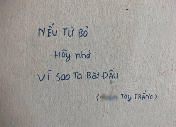 Nghìn người dừng lại trước những bút tích kín tường căn phòng trọ, ai cũng thắc mắc chủ nhân đã trải qua những gì