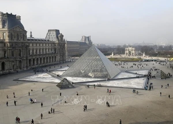 Bảo tàng Louvre lần đầu tiên trở thành điểm triển lãm thời trang