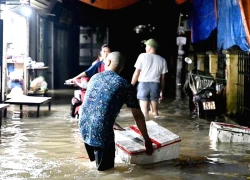Đêm 'khó ngủ' ở con ngõ Hà Nội ngập sâu, cả nhà 7 người chen chúc trên gác xép