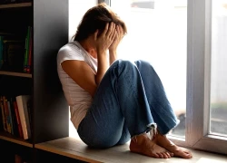 Con trai bất ngờ gọi tên bố, tôi run rẩy sợ hãi khi con thấy cảnh này