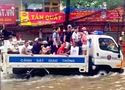 CSGT Hà Nội dùng ô tô đặc chủng chở người dân đi qua điểm ngập