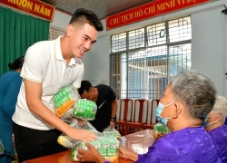 Dàn cầu thủ Việt chăm làm từ thiện nhất: Quang Hải, Tiến Linh, Văn Toàn được gọi tên