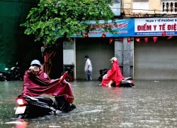 Hà Nội ngày đảo lộn: Cuốc bộ 14km về nhà, vác ca mua xăng vì kẹt xe 6 tiếng