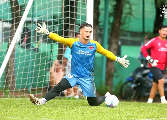 HLV Kim Sang-sik đề xuất nhập tịch thủ môn Patrik Lê Giang