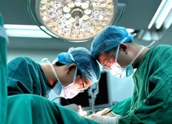 Khối u bất thường ở ngón cái tồn tại suốt 17 năm, ăn mòn xương ngón tay