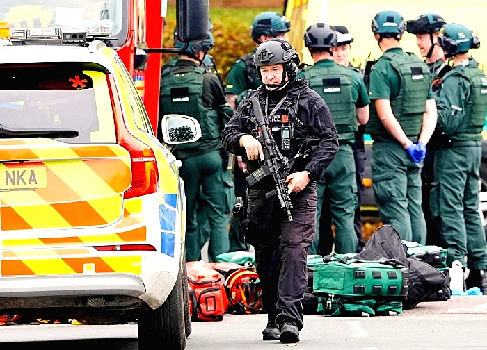 Lao xe và đâm dao gần giáo đường Do Thái ở Manchester