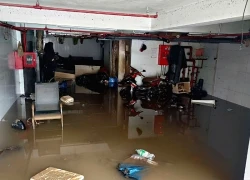 Người dân Hà Nội tất bật dọn dẹp cửa hàng, bơm nước khỏi hầm ngập