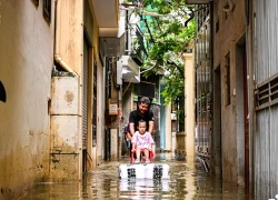 Phố nhỏ ở Hà Nội vẫn ngập như sông, ông làm bè đưa cháu đi dạo