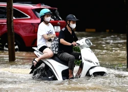 Phố vẫn như sông, người Hà Nội tính 'trăm phương nghìn kế' đến cơ quan chấm công