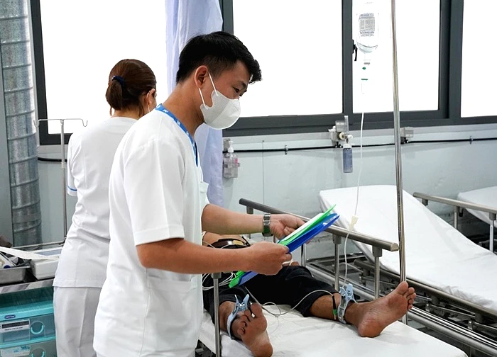 Sau cuộc nhậu, nữ sinh 14 tuổi bất ngờ co giật, hôn mê sâu