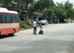 Tài xế xe buýt bị hành khách đánh, bắt quỳ giữa đường