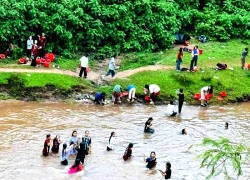 Thắt lòng nhìn 400 học trò ra suối tắm mỗi chiều, thầy hiệu trưởng chỉ ước một điều