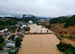 Xót xa hình ảnh nhà dân ở phường Hà Giang 1 chìm trong biển nước