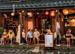 [Ảnh] Du khách thích thú lội nước ngắm di sản Hội An mùa lũ