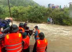 Dùng dây tiếp tế lương thực hơn 100 người bị lũ cô lập suốt 3 ngày