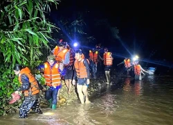 Giải cứu 6 người dân mắc kẹt nhiều ngày trong mưa lũ ở Quảng Trị