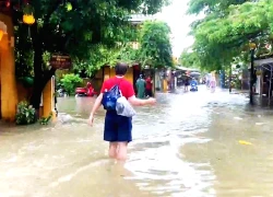 Hội An ngập sâu, du khách vẫn thích chèo thuyền đi dạo