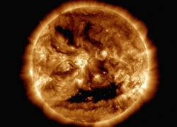 NASA ghi lại nụ cười kỳ dị của Mặt trời, cảnh báo bão địa từ hướng về Trái đất