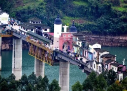 Ngôi làng độc đáo nằm trên cầu, du khách đến trải nghiệm "du hành xuyên không gian"