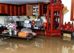 6 ngày sau bão, khu dân cư ở Hà Nội vẫn chìm trong biển nước