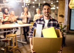 Bất ngờ nhận lương cao gấp 330 lần, nam nhân viên lập tức nghỉ việc