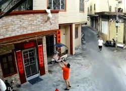 Bé trai 3 tuổi rơi từ ban công được hàng xóm cứu sống ngoạn mục