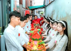 Cặp đôi nhà sát vách kết hôn sau 11 năm yêu, dựng chung rạp cưới, thuê chung MC