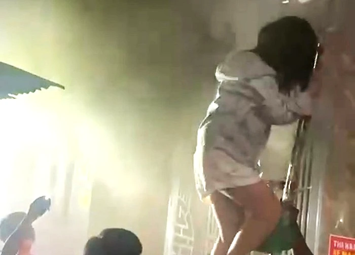 Va chạm trên cao tốc: Một ô tô lật ngang, một xe biến dạng