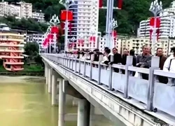 Chú rể phẫn uất gieo mình xuống sông vì cô dâu đòi thêm tiền sính lễ
