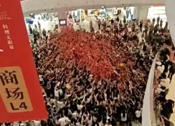 Đám đông chen lấn giành giật 'lì xì rỗng ruột' ở trung tâm thương mại