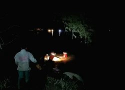 Hơn 20 người xuyên đêm tìm em nhỏ bị nước cuốn ở Gia Lai