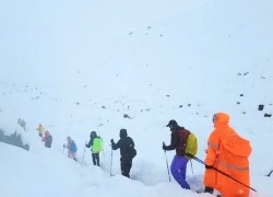Hơn 350 người được cứu, hàng trăm người vẫn mắc kẹt trên Everest trong bão tuyết