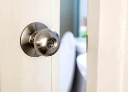 Mở cửa phòng tắm nhà bạn gái, tôi ngã ngửa khi thấy bộ đồ lót đặc biệt