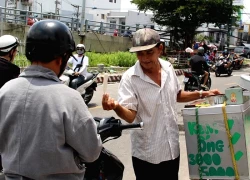 Người đàn ông ở TPHCM 42 năm bán kem ống leng keng, níu giữ ký ức bao thế hệ