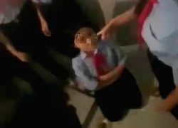 Nữ sinh lớp 8 bị hành hung, bắt quỳ gối trong nhà vệ sinh của trường