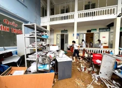 Nước lũ cuồn cuộn đổ vào bệnh viện, y bác sĩ bế bệnh nhân bỏ chạy