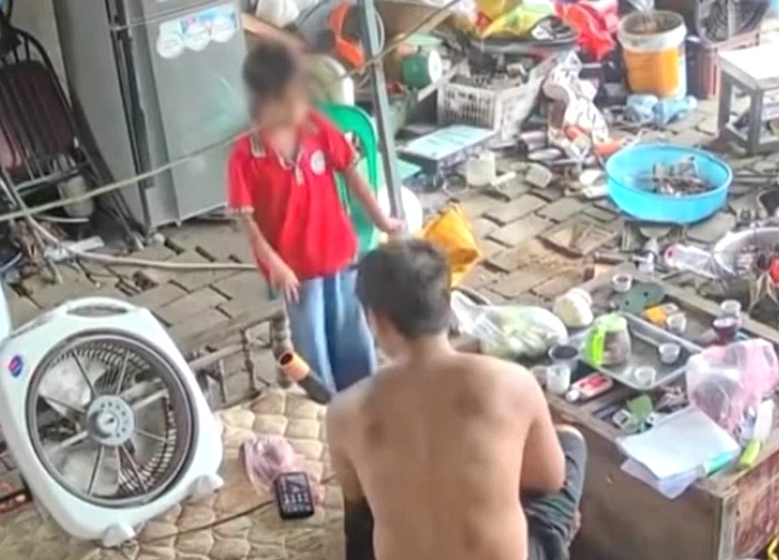 Phản ứng của chủ vựa ve chai khi bé gái bán nhẫn vàng lấy 20.000 đồng
