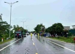 Va chạm với ô tô cẩu đậu bên đường, 2 nam sinh lớp 11 tử vong
