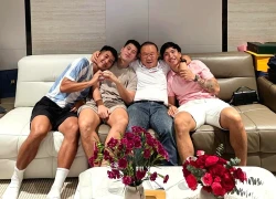 Văn Hậu, Đức Chinh, Đình Trọng đến thăm 'bố' Park dịp Trung thu