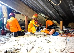 Vụ sập trường học tại Indonesia: Hàng chục người vẫn mất tích