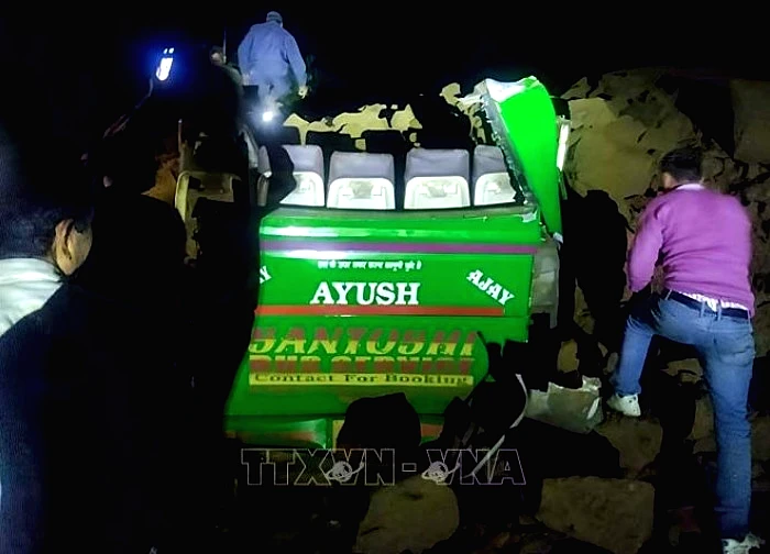 Ấn Độ: Lở đất vùi lấp một xe buýt, ít nhất 15 người tử vong