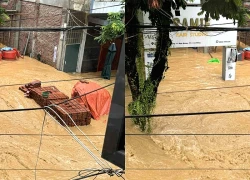 Cao Bằng ngập sâu, thuyền cứu hộ gặp nạn khi cứu dân giữa dòng lũ