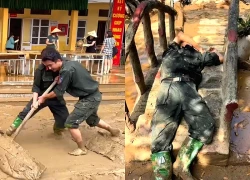 Chiến sĩ ngủ gục trên nền đất sau nhiều giờ giúp người dân dọn lũ