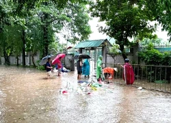 Cư dân &#8216;vựa nước&#8217; Hà Nội xót ruột nhìn ô tô chìm, lối ra vào bị cô lập 6