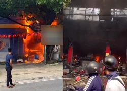 Cửa hàng điện tử ở Hà Nội cháy dữ dội
