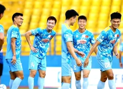 Duy Mạnh, Hoàng Đức pha trò giúp cầu thủ U23 cười tươi